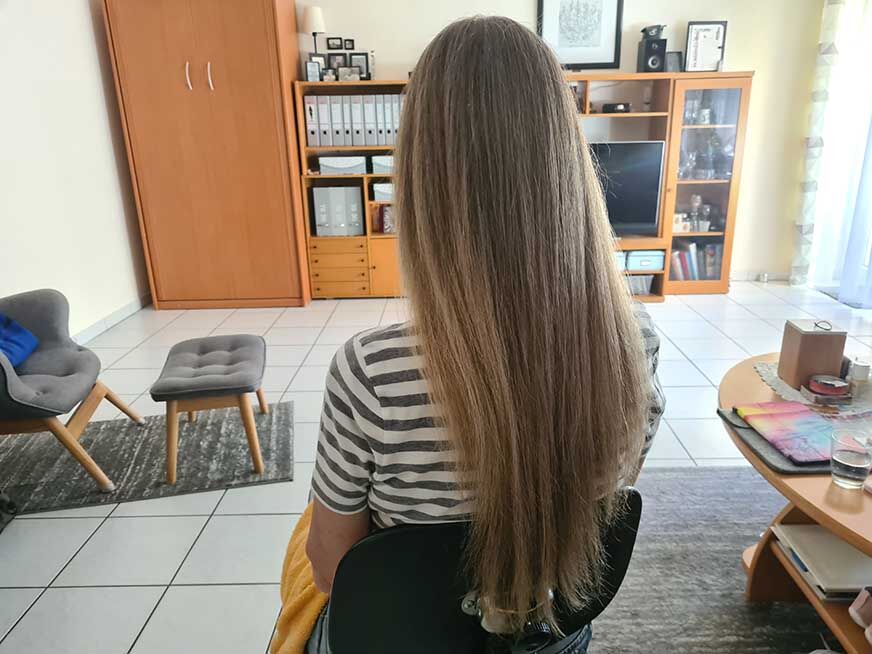 Man sieht lange Haare, die mit dem Dyson Airwrap geglättet wurden. 